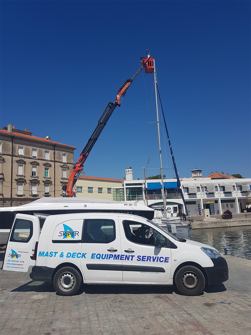 Kod još zahtjevnijih radova na vašem jarbolu zovemo u pomoć Auto kran, da nas digne u korpi: